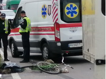 В Киеве под колесами грузовика погиб велосипедист