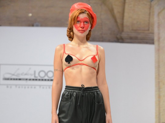 Модель на показе Ukrainian Fashion Week SS20