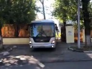 Из московского «Лефортово» выехали два автобуса в сопровождении полиции (видео)