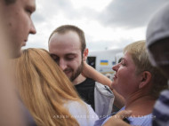 Слезы радости и объятия: появилось трогательное видео встречи освобожденных украинцев в «Борисполе»