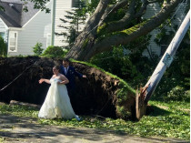 Жених и невеста на фоне поваленного дерева