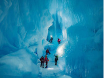 Украинские полярники нашли в Антарктиде пещеру с озерами и речкой 