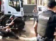 В Пуща-Водице киевляне устроили драку с полицией: что произошло (видео)