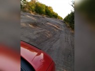 Зрелище не для слабонервных: в сети показали жуткое видео дороги в Херсонской области
