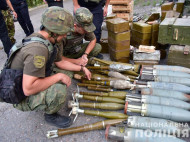 "Остаюсь на своем месте": Аброськин принял 10 тонн оружия от добробатов (фото, видео)
