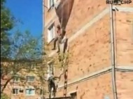 В России десантник повис на пятиэтажке после прыжка с парашютом: видео инцидента попало в сеть
