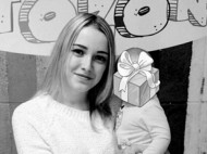 Нелепая смерть молодой женщины: двухлетняя девочка случайно задушила маму