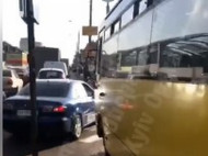 В Киеве маршрутчик объезжал пробку по тротуару: сеть возмутило видео инцидента