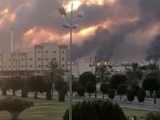 Мощный пожар вспыхнул на одном из крупнейших нефтеперерабатывающих заводов мира: в сети появились видео с места ЧП