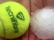 Погодный апокалипсис: во Франции выпал град размером с теннисный мяч (фото, видео)