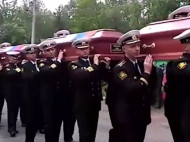 Гробы из свинца? На похоронах российских подводников заметили странную деталь (видео)