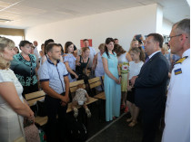 Степан Полторак на встрече с родственниками пленных моряков 