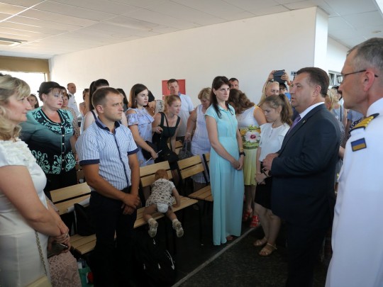 Степан Полторак на встрече с родственниками пленных моряков 