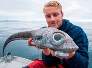 «Динозавр-инопланетянин»: норвежский подросток поймал удивительную рыбу (фото)