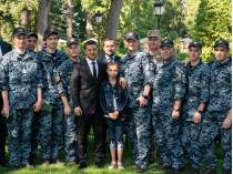 Освобожденные моряки с президентом Украины