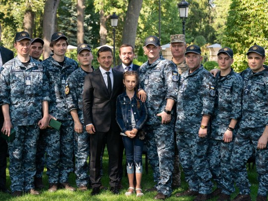 Освобожденные моряки с президентом Украины
