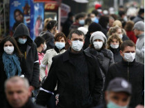 Люди в медицинских масках на улице