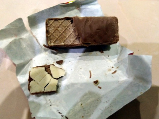 Живые черви: в сети показали, какие конфеты поставляют из России в ОРДЛО (фото)