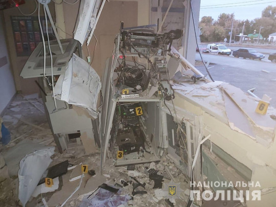 В здании все раскурочено: в Харькове подорвали банкомат (фото)