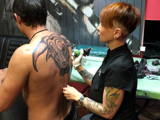 При нанесении татуировок в организм попадают токсины, провоцирующие рак