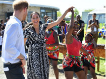 Принц Гарри и Меган Маркл танцуют с жительницами ЮАР