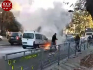 В Киеве на ходу вспыхнул автомобиль — проспект затянуло дымом (видео)