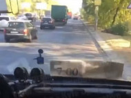 Обгонял фуры по обочине: наглый маршрутчик в Киеве довел пассажиров до слез (видео)