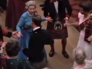 Архивное видео танцующих на балу Елизаветы II, принцессы Дианы и прочих членов королевской семьи растрогало сеть