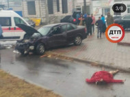 Под Киевом полицейский на "евробляхе" снес остановку с людьми: есть жертвы (фото, видео) 
