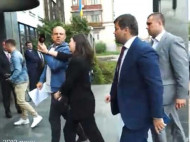 Пресс-секретарь Зеленского Юлия Мендель оскандалилась, пытаясь вырвать микрофон у журналиста: сеть вскипела (видео)