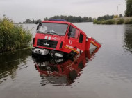 Под Киевом спасатели утопили в Днепре пожарную машину: в сеть попало видео