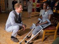 Принц Гарри встретился с африканкой, которая 22 года назад довела до слез принцессу Диану (фото, видео)