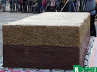 Изготовленную в Кременчуге рекордную конфету весом более полтонны отправят на фронт (фото)