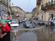 Сильный ливень превратил улицы Львова в реки (видео)