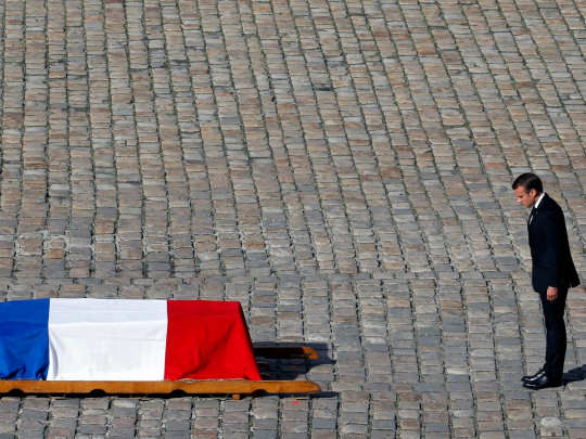 Эммануэль Макрон перед гробом с телом Жака Ширака