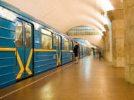 В киевском метро обезвредили пьяного пассажира, бросавшегося на людей с ножом (фото)