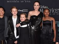 Анджелина Джоли в экстравагантном платье и с детьми посетила премьеру "Малефисенты 2" (фото, видео)