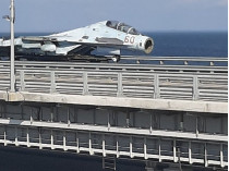 Самолет на Крымском мосту