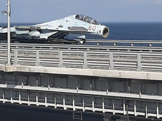 Самолет на Крымском мосту