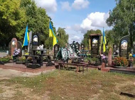 Закрасил надгробия краской: в полиции показали фото вандала, изуродовавшего могилы воинов АТО на Черниговщине