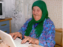 Жительница села осваивает ноутбук