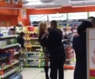 В супермаркете Днепра полицейский ударил девушку по лицу: момент попал на видео