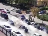 Центр Киева затопило кипятком: что произошло (видео)