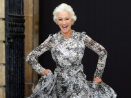 74-летняя босая обладательница «Оскара» Хелен Миррен произвела фурор на Неделе моды в Париже
