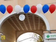 С песнями и шариками: в России торжественно "открыли" уличные часы (видео)