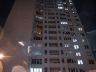 Разбился насмерть: в Киеве подросток выпрыгнул с десятого этажа высотного дома (видео)