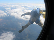 Военные спасатели впервые прыгнули с парашютами на Говерлу: опубликованы впечатляющие фото