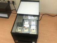  В Киеве у взяточника-трансплантолога изъяли миллион долларов (фото)