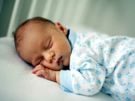 Специальная подушка контролирует дыхание и сердцебиение спящего малыша