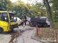 Под Львовом грузовик таранил маршрутку: много пострадавших (фото) 